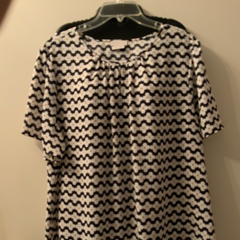 Ladies Top; Black w/ Daisy Print